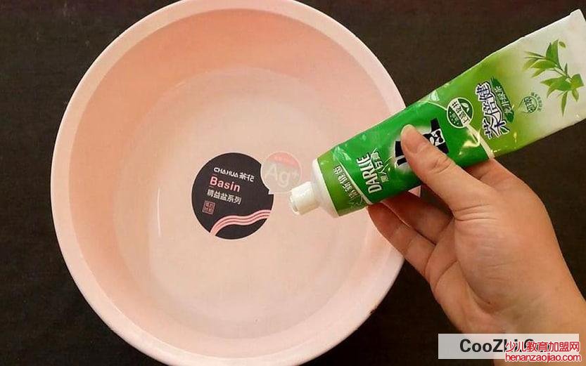衣服上的牙膏点儿怎么去除