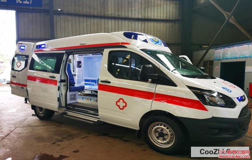 120救护车上配备哪些人员