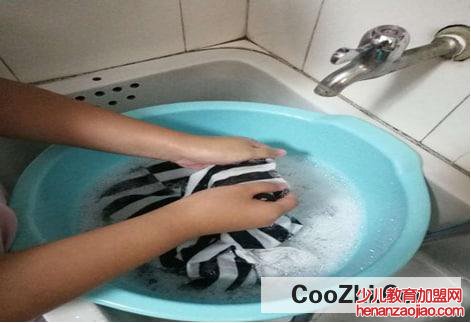 第一次洗衣服怎么防褪色