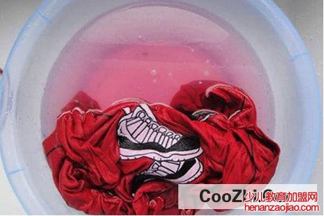 第一次洗衣服怎么防褪色