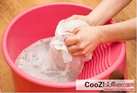 第一次洗衣服怎么防褪色