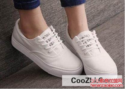 鞋子边上黄了怎么洗白较好