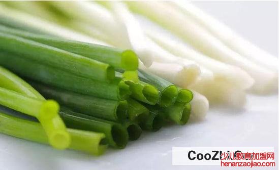 为什么切葱时旁边放一碗水就不会辣眼睛