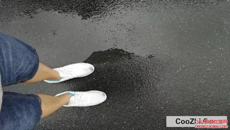 怎么快速干下雨天的鞋子 