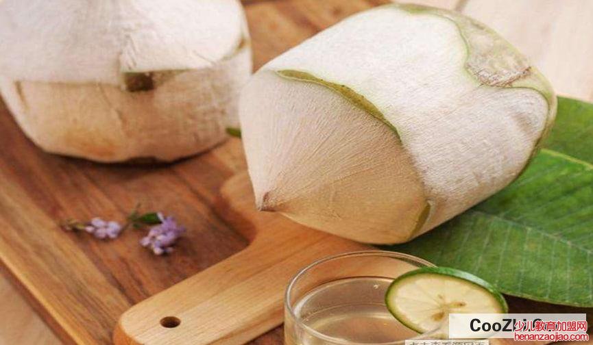 为什么椰子里面有水