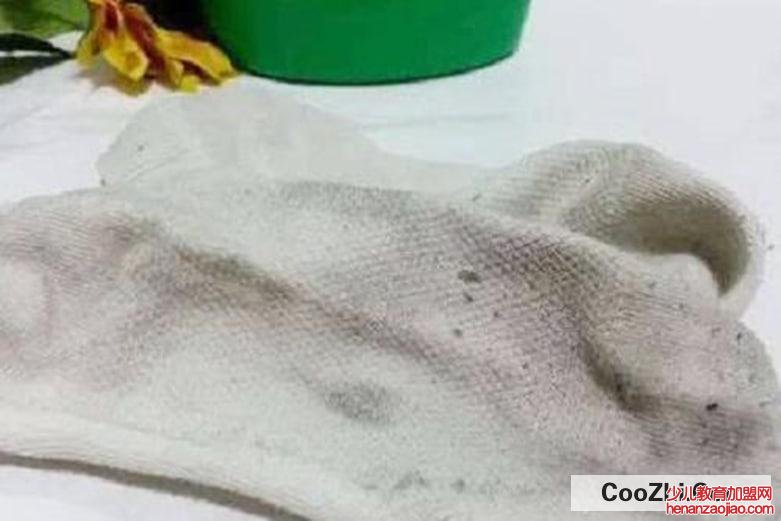 白袜子变黄清洗小妙招