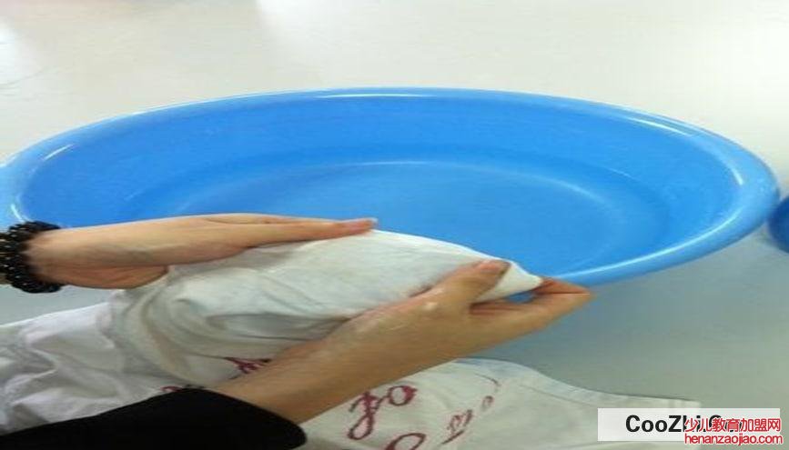 白衣服去除污渍的小妙招有哪些