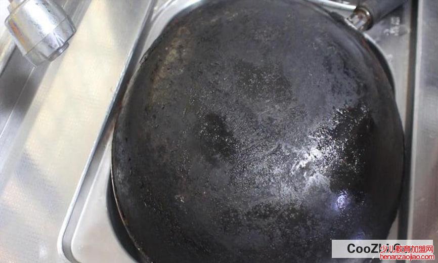 不沾锅底黑垢要怎么处理