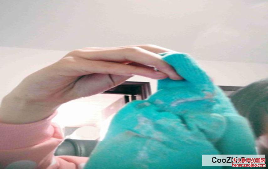 水晶泥弄到衣服上怎么办最好