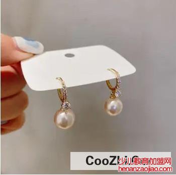 珍珠耳环怎么搭配