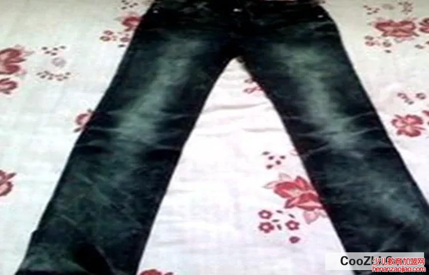 黑裤子上的白胶怎么样才能洗掉