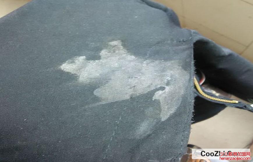 黑裤子上的白胶怎么样才能洗掉
