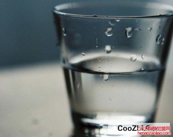 早晨空腹喝白水对身体的好处