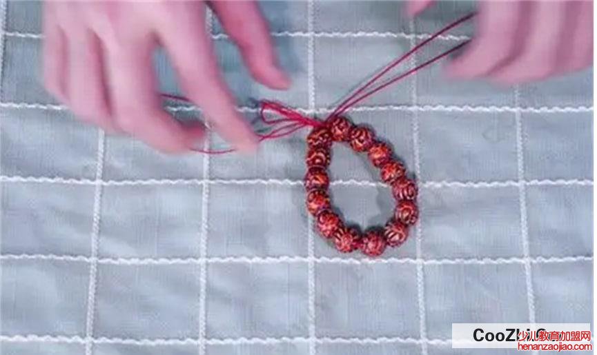 手链打结了如何解开