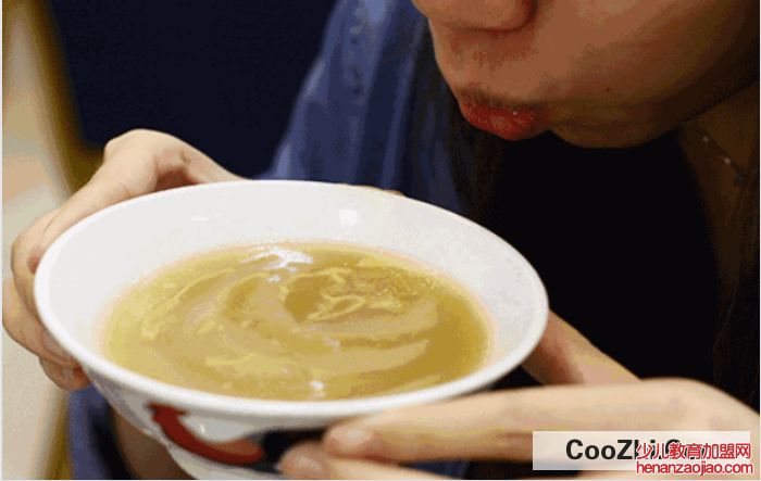 喝汤的正确方法是什么?