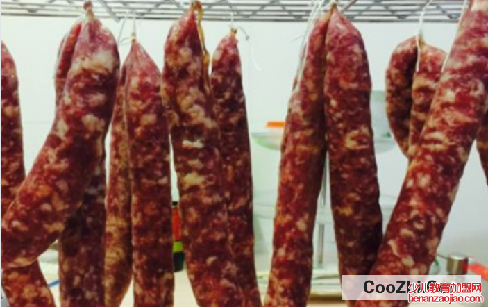 晒腊肠时需要用针扎孔吗