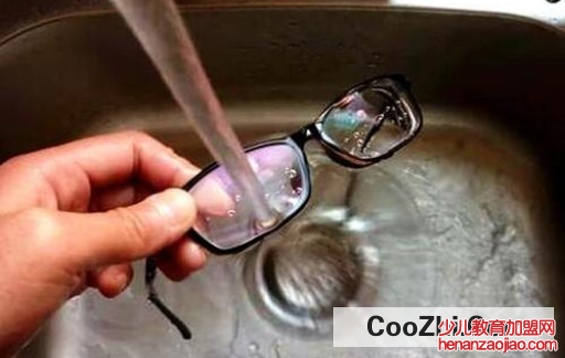 如何清洗眼镜最好