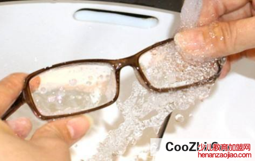 如何清洗眼镜最好