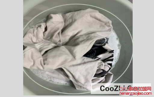 白衣服被染色该怎么修复