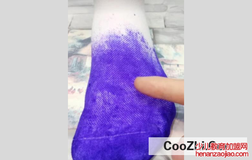 白衣服被染色该怎么修复