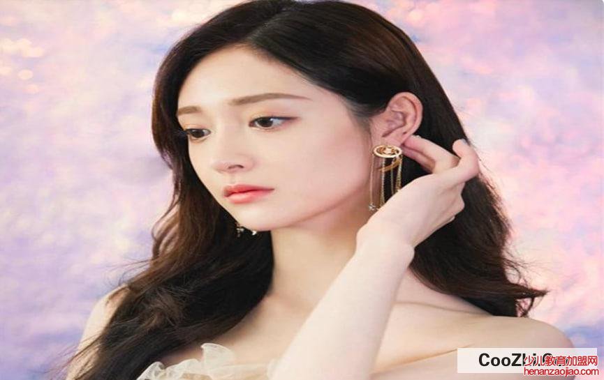 圆脸女生适合那些发型