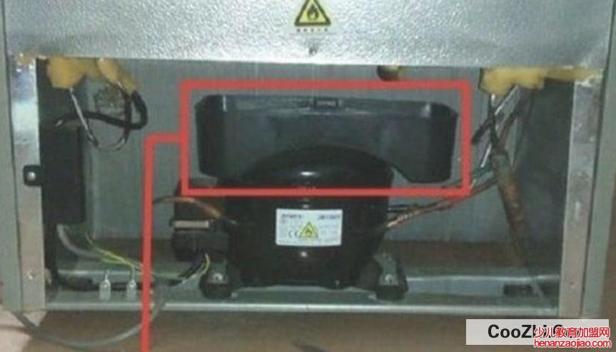 冰箱后面的储水盒怎么取出