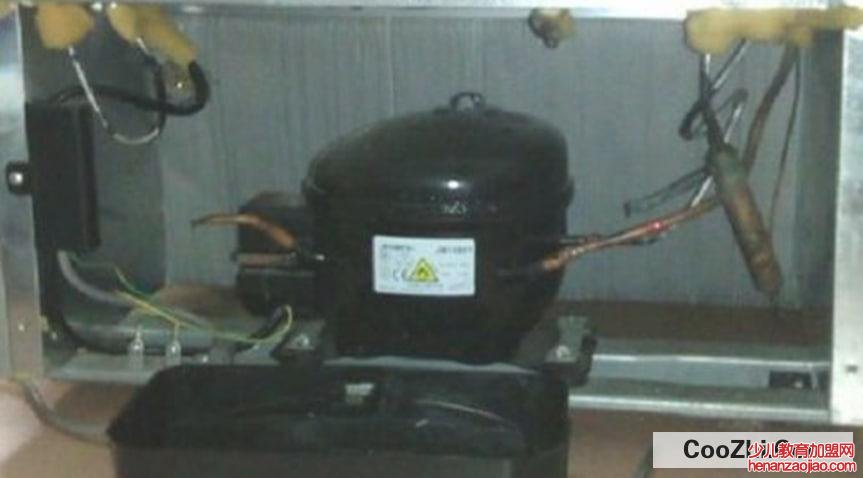 冰箱后面的储水盒怎么取出