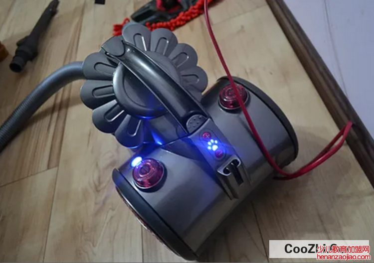 小狗吸尘器怎么清理里面的灰尘