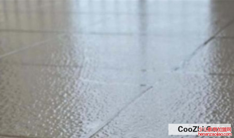 整个房子地板都是湿的怎么办