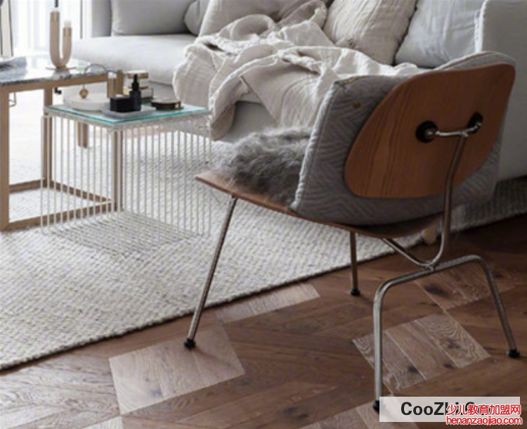 整个房子地板都是湿的怎么办