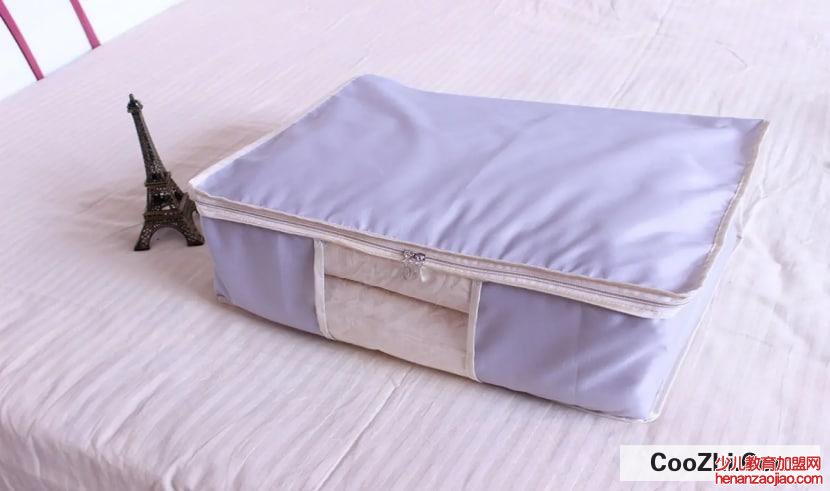 被子和厚重衣物的收纳方法