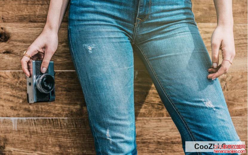 如何用缝纫机补裤洞