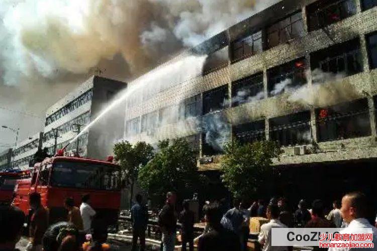 在火灾发生时遇到浓烟的情况下,应如何逃生