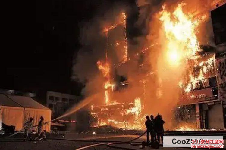 在火灾发生时遇到浓烟的情况下,应如何逃生