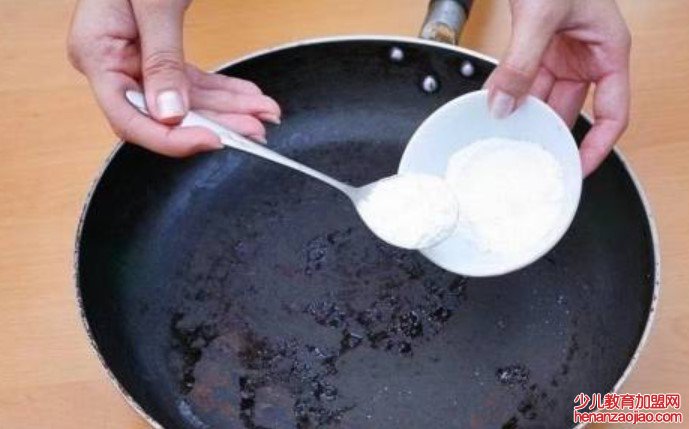 锅被烧糊后留下来的污垢有哪些方法可以快速去除？