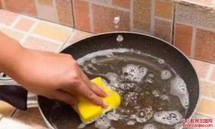 锅被烧糊后留下来的污垢有哪些方法可以快速去除？