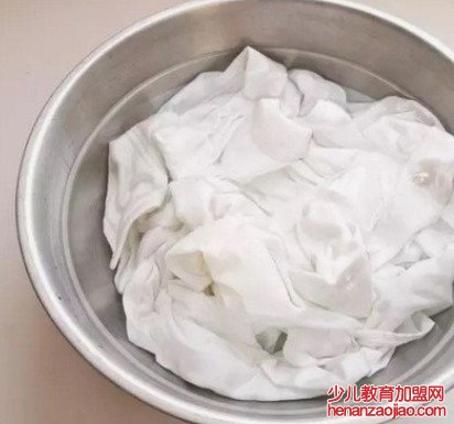 衣服上干掉的油渍用什么方法可以去除？