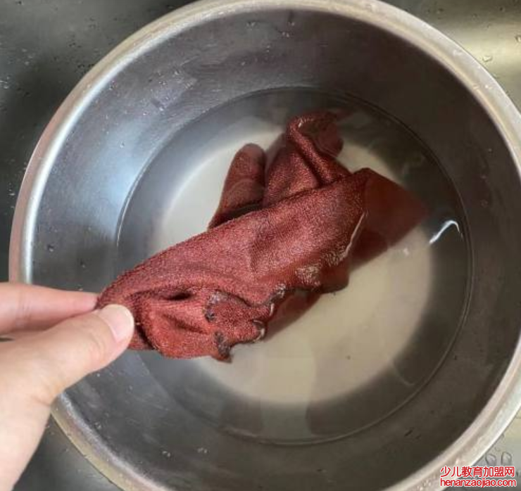 如何用食用碱去除抹布上的油污？