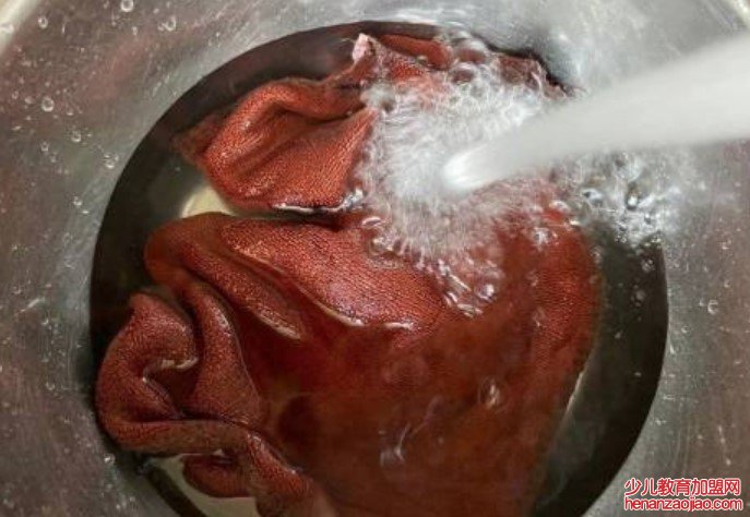 如何用食用碱去除抹布上的油污？