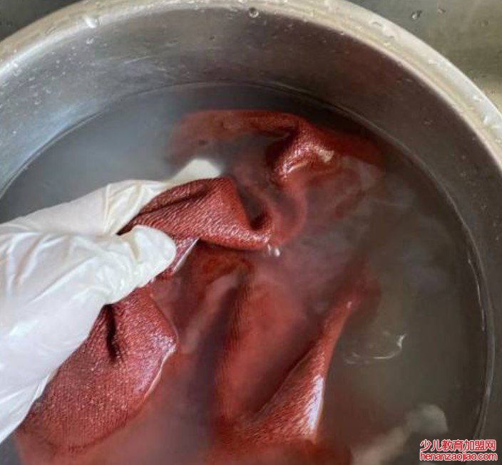 如何用食用碱去除抹布上的油污？