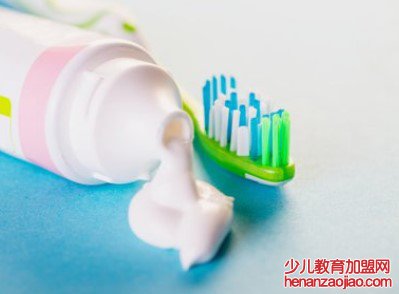 网上卖的牙粉和我们平时用的牙膏都有哪些方面的区别？