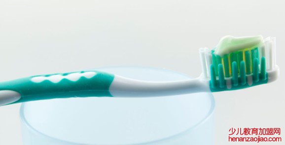 网上卖的牙粉和我们平时用的牙膏都有哪些方面的区别？