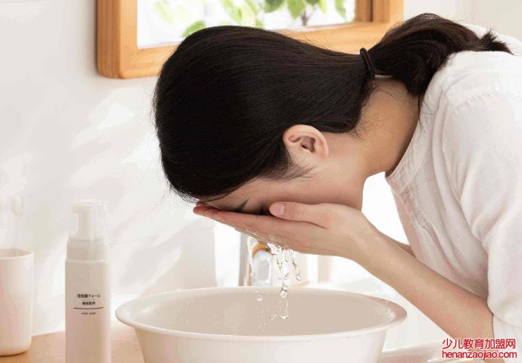 脸上出现了不少粉刺，该怎么办？