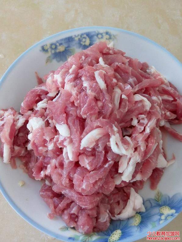 榨菜肉丝为何吸引众人？