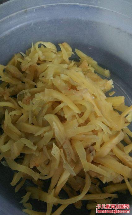 榨菜肉丝为何吸引众人？