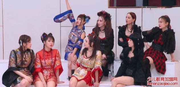 万茜的坐姿是什么？