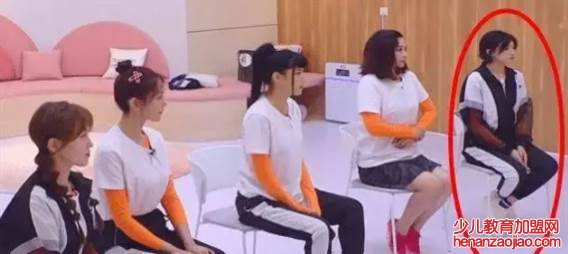 万茜的坐姿是什么？