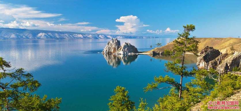 《贝加尔湖畔》是谁的歌曲？