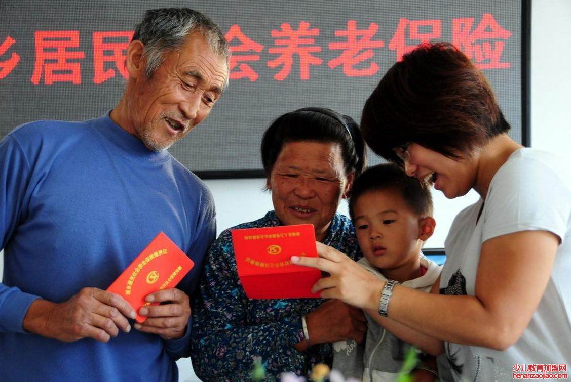 社保交15年每月拿多少？