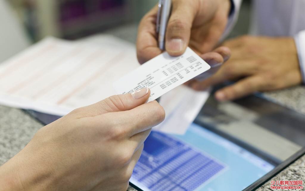 退休医保卡每月打入金额怎么计算？